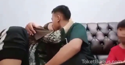 Jilbab SMP Mesum Di Depan Adik B0c1l Viral