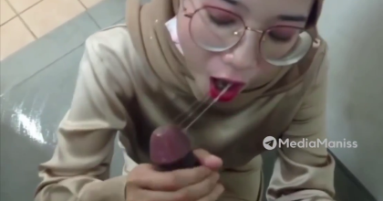 Ibu Guru Viral Kaca Mata Nyepong Keluarin Sperma Di Mulut